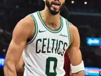 RAYBET-关于塔图姆回归赛场，突破纪录首场状态亮眼，湖人观众沸腾！的信息